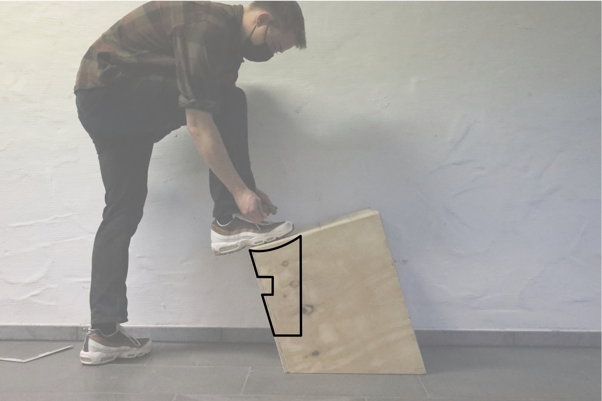 16 Grad — Ergonomiestudie: eine Person schnürt den Schuh, der Fuß ruht im 16°-Winkel auf dem Möbel, das Sitzprofil als schwarze Kontur eingezeichnet